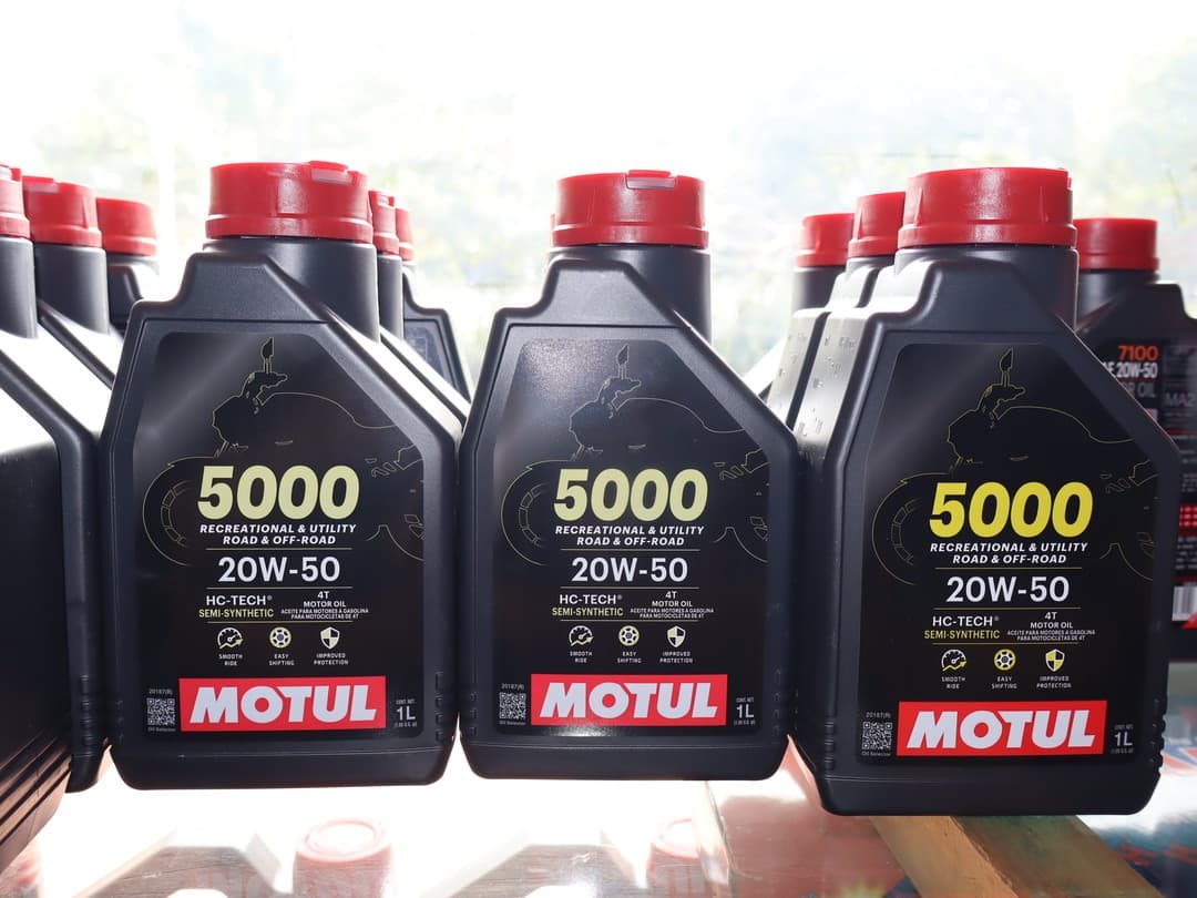 Lubricantes y repuestos especializados para motos en Medellín