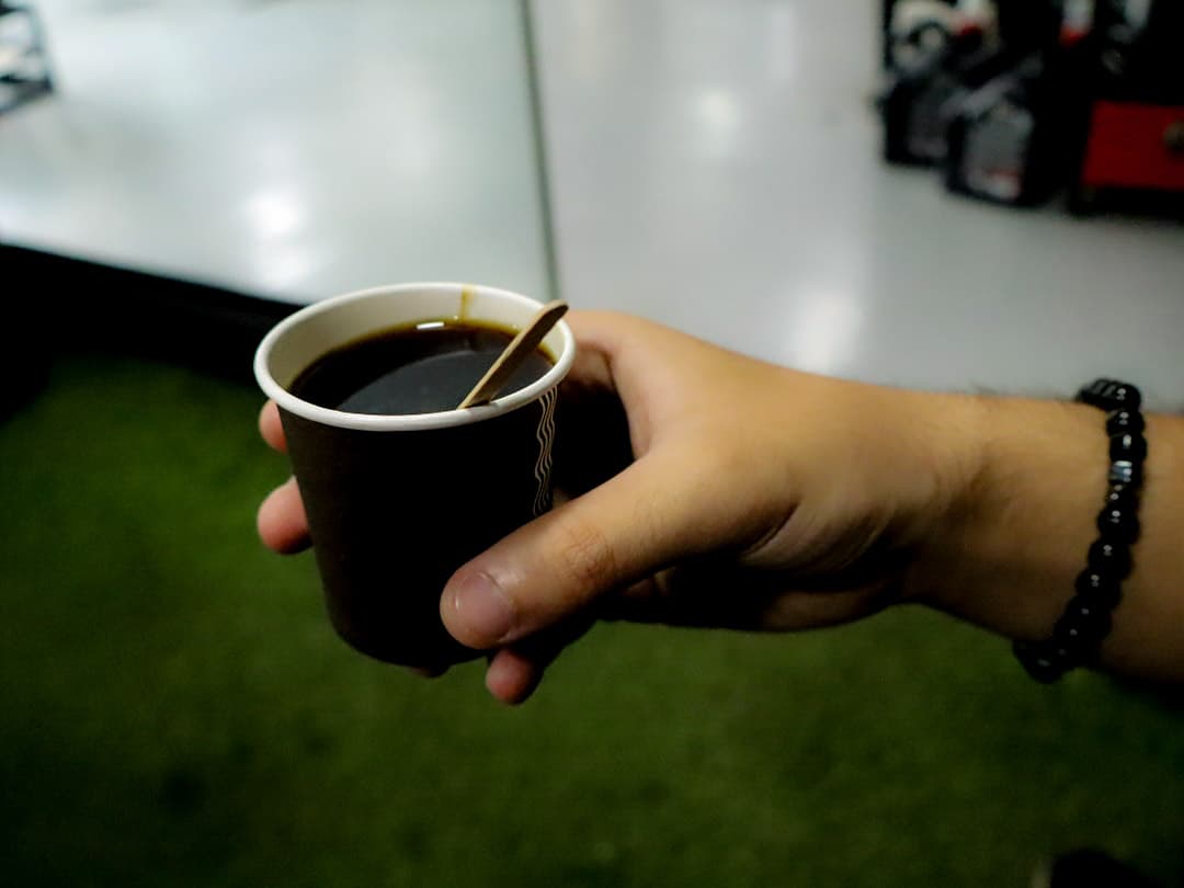 Zona de café de cortesía para clientes en el taller