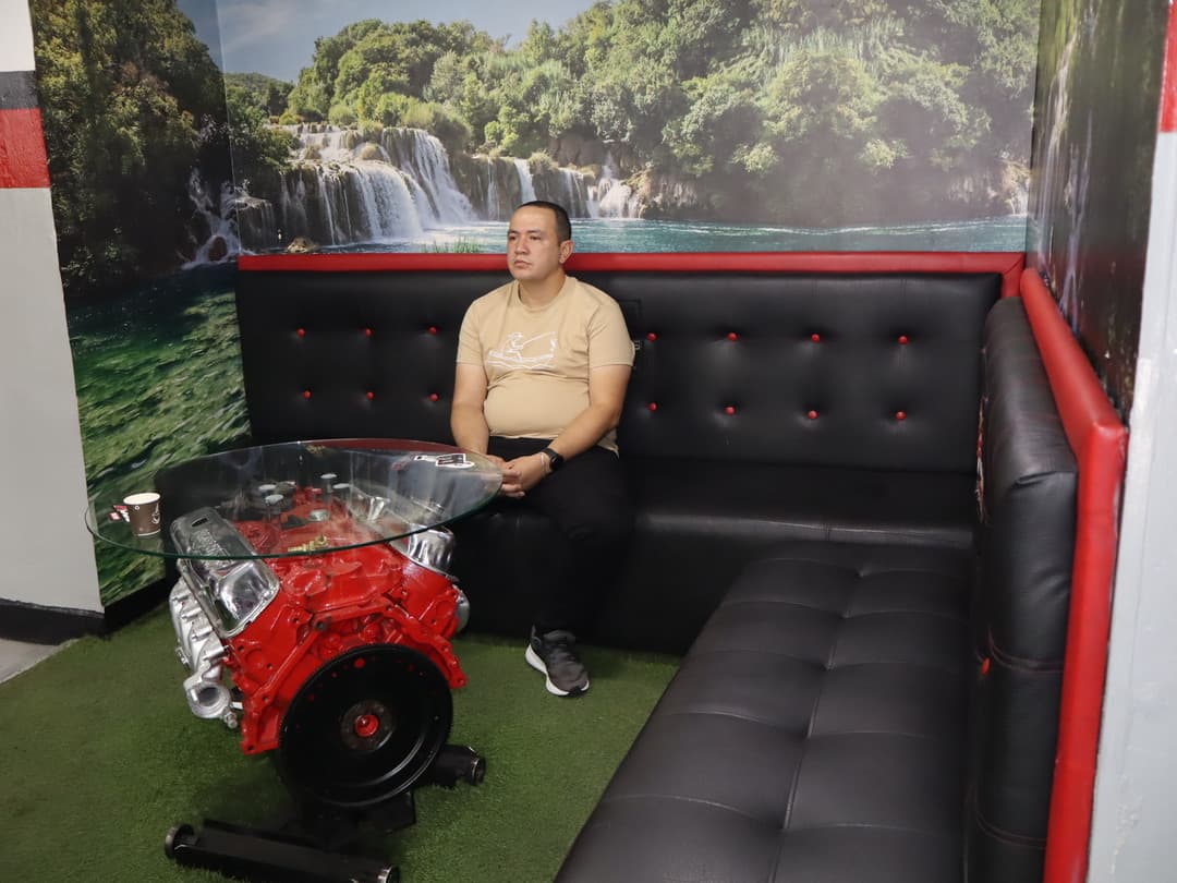 Cómoda zona de espera para clientes en Lubricantes Eduard Medellín