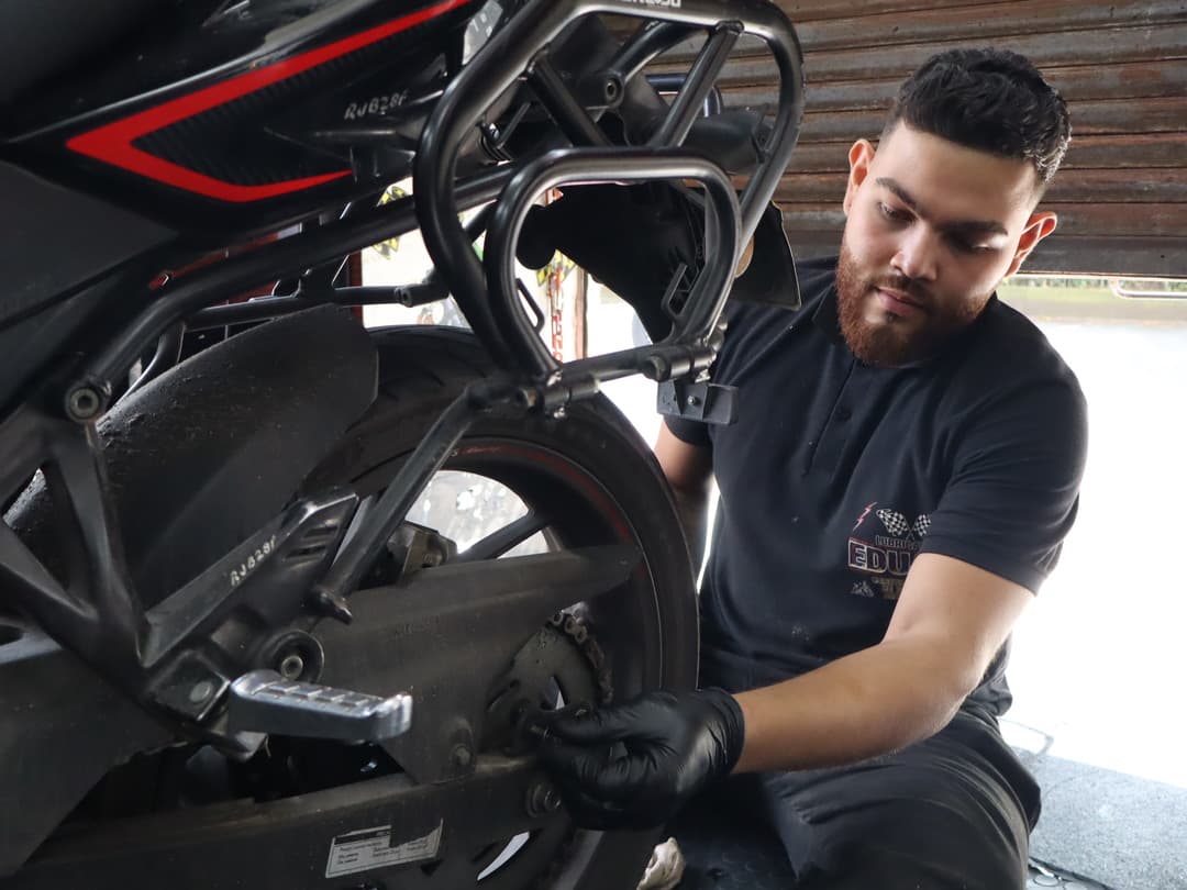 Limpieza y mantenimiento de kit de arrastre para motos en Medellín
