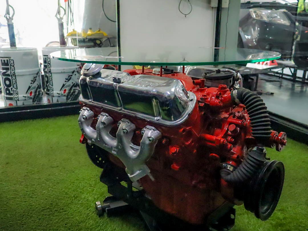 Mesa central y zona de descanso en Lubricantes Eduard