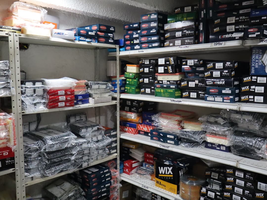 Almacén de repuestos originales para carros y motos en Medellín