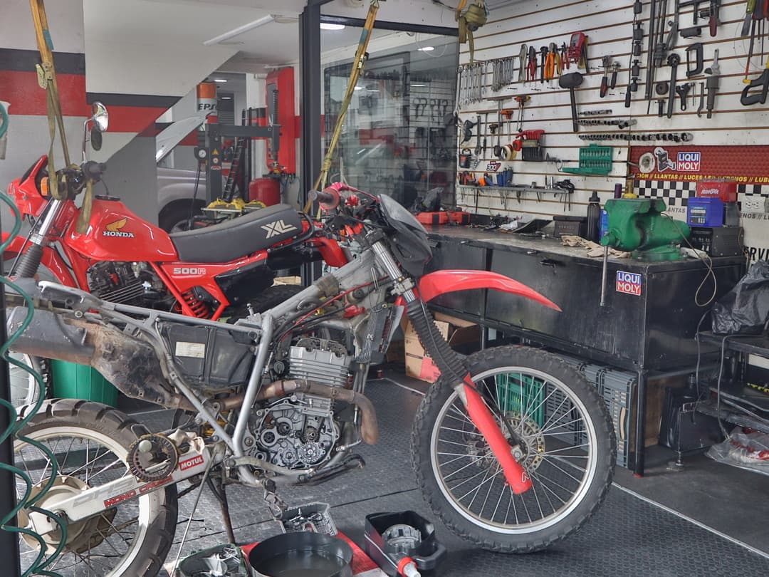 Zona de trabajo equipada en Taller Mecánico Lubricantes Eduard Medellín