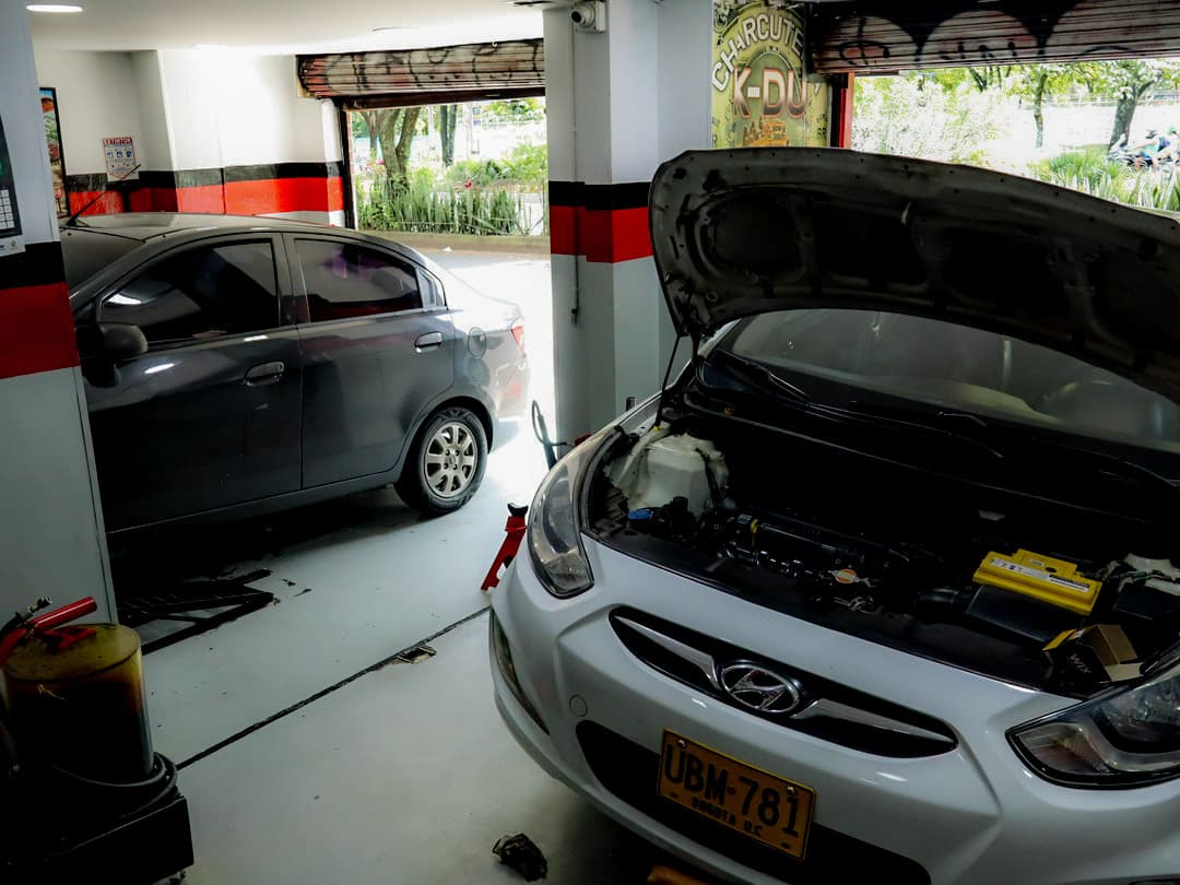Área de servicios de carros y mantenimiento automotriz en Medellín