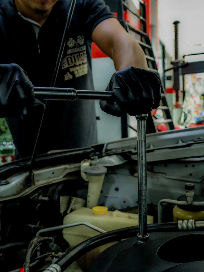 Mecánico profesional en Lubricantes Eduard, taller mecánico en Medellín